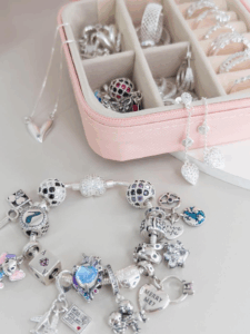 O que é preciso saber antes de comprar sua primeira pulseira de berloques de prata 925?