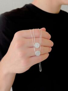 Escapulário prata: Por que essa joia é o acessório perfeito para elevar qualquer look, do dia a dia a ocasiões especiais?