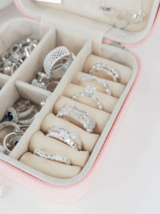 Descubra o charme do anel de prata feminino delicado e aprenda a criar combinações únicas e elegantes