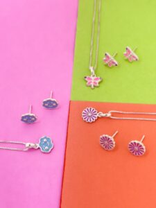 Qual o melhor material para a primeira joia? Descubra por que o brinco de prata infantil é a escolha mais segura e linda para sua criança!