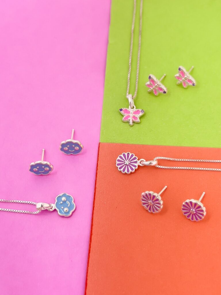 Qual o melhor material para a primeira joia? Descubra por que o brinco de prata infantil é a escolha mais segura e linda para sua criança!