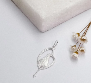 Mais que fé: Como usar acessórios religiosos como parte do seu estilo e expressar sua identidade?